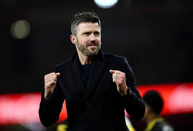 마이클 캐릭 맨체스터 유나이티드 감독이 26일 아스널과 경기에서 승리한 뒤 주먹을 불끈 쥐며 기뻐하고 있다. 로이터=연합뉴스