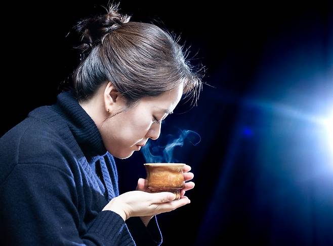 윤주모는 한식을 독학했다. 그는 “국내외 여행을 다니며 많이 배우고, 책도 정말 많이 읽었다. TV 프로그램 ‘한식대첩’, ‘한국인의 밥상’을 보고서도 영감을 많이 받았다”고 했다. 임지호 셰프를 존경한다고 한다. 권혁재 사진전문기자