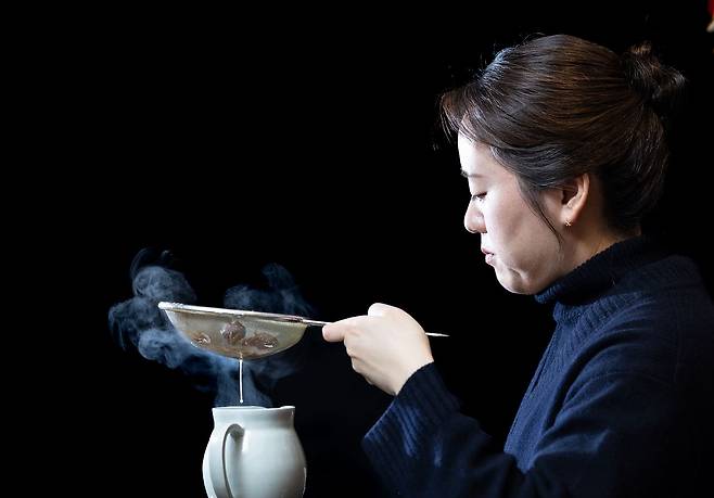 시즌 2에서 흑수저 결정전에 오른 19명 중 여성 요리사는 서울 엄마, 중식 마녀, 천생연분, 아기 맹수, 술 빚는 윤주모로 다섯 명이다. “팝업을 해보자고 했어요. 서울 엄마가 엄마가 되고, 저희가 딸 넷 해가지고는, 방송 끝나고 열자고 했죠. 제가 서빙을 볼 것 같아요.” 권혁재 사진전문기자