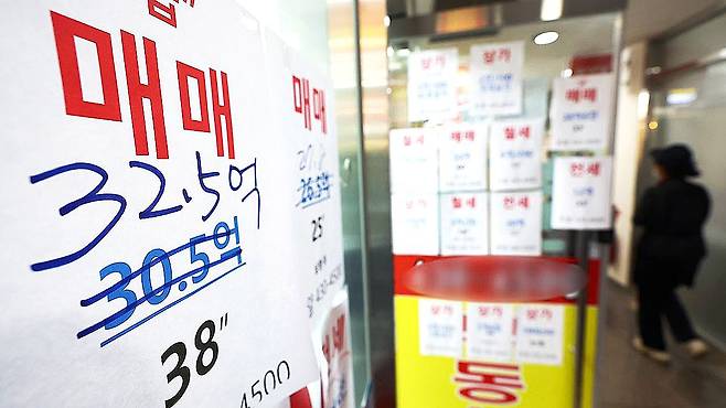 지난 22일 서울 시내 한 부동산 중개업소에 매물 광고가 게시돼 있다. 125㎡ 아파트의 매도 희망가가 30억원에서 2억5000만원 오른 32억5000만원으로 고쳐졌다. 뉴시스