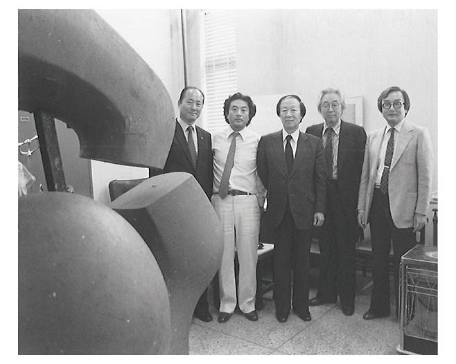 1982년 서울대 작업실에서 포즈를 취하고 있는 최만린(왼쪽 둘째부터), 최순우, 이경성, 서세옥. [사진 성북구립미술관]