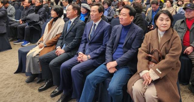 ▲ 우상호 전 청와대 정무수석과 이광재 전 도지사는 24일 강릉시 라카이샌드파인에서 열린 김중남 민주당 강릉지역위원장의 출판기념회 ‘김중남의 선언’에 나란히 참석했다.  이연제 기자