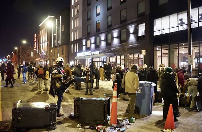 25일(현지시간) 뉴욕포스트 등에 따르면 미네소타주 미니애폴리스에서 연방국경순찰대 요원들이 37세 남성 알렉스 프레티를 총격해 사살한 지 불과 하루 만에 대규모 시위대가 세인트폴의 '홈 스위트 바이 힐튼' 호텔로 몰려들었다. 사진=뉴욕포스트 홈페이지 캡처