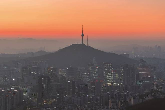 안산 정상에서 볼 수 있는 남산 전경