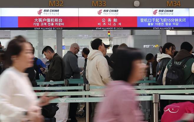 인천국제공항 제1여객터미널 출국장이 여행객들로 붐비고 있다. 사진=뉴스1