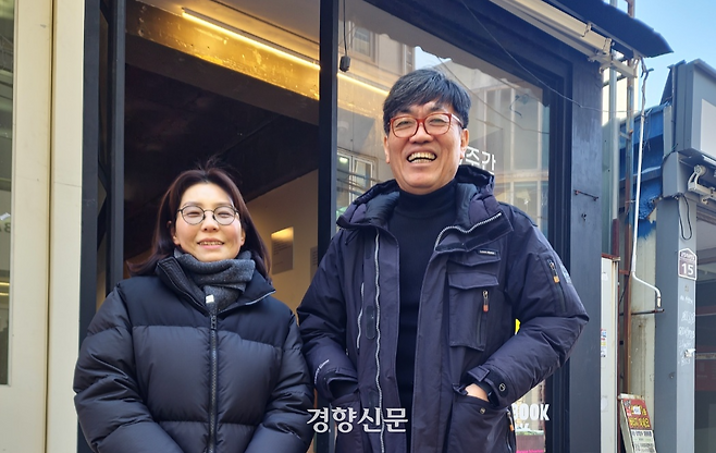 부산대 앞 가로주간을 운영 중인 우신구(건축학과·오른쪽) 교수와 강혜원 BK21 연구원이 지난 24일 점포 앞에서 기념촬영을 하고 있다. 김준용 기자