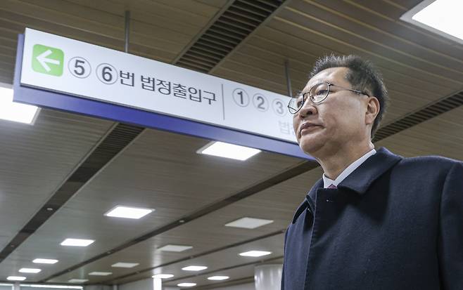 12·3 불법계엄 사태에 가담하고 김건희 여사의 수사 관련 청탁을 들어준 혐의로 기소된 박성재 전 법무부 장관이 26일 서울 서초구 서울중앙지법에서 열린 첫 공판에 출석하고 있다. 연합뉴스