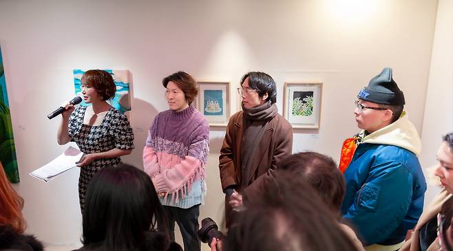 From right: artist and singer Yoo Na-ul, painter Kim Sun-woo and painter Lee Sang-won participate in a talk session during the “Sounds of Peace” exhibition at Conte B gallery in Yongsan District, central Seoul, on Jan. 22. The exhibition, held in collaboration with G-Dragon’s JusPeace Foundation, runs through March 2. [CONTE B]