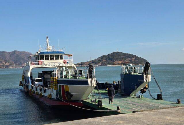 지난 21일 강풍주의보로 전남 여수 돌산 신기항과 금오도 여천항을 오가는 여객선 운항이 중단되면서 여수시 통합돌봄팀은 개인이 운행하는 사선(私船·큰 사진의 배)을 타고 금오도에서 나와야 했다.