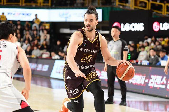 창원 LG의 외국인 선수 아셈 마레이가 25일 창원실내체육관에서 열린 안양 정관장과의 2025-2026 프로농구 KBL 정규리그 경기에서 드리블 돌파를 하고 있다. KBL 제공