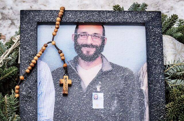 미국 미네소타주 미니애폴리스에서 연방국경순찰대 요원의 총격으로 숨진 알렉스 제프리 프레티의 사진이 25일(현지시간) 고인의 사망 장소에 놓여 있다. AFP연합뉴스