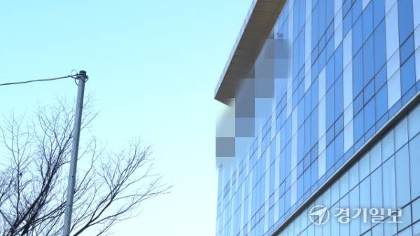 인천본부세관 건물과 불과 수십 미터 떨어진 위치에서 장기간 공실로 방치됐던 해당 건물의 상층부는 수십억원대에 달하는 짝퉁 명품들을 전 세계로 유통하는 거점이 됐다. 사진은 인천 중구 항동의 한 수산물종합센터. 윤준호기자