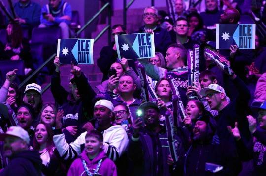 'ICE 반대' 피켓 든 농구팬들. 사진[AFP=연합뉴스]