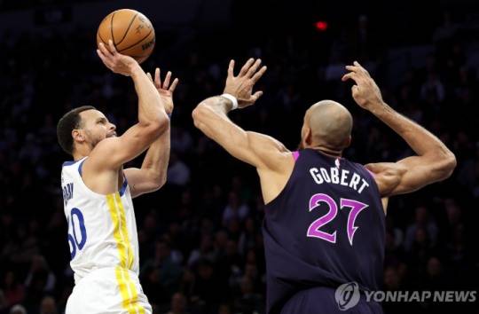슛 던지는 커리. 사진[AP=연합뉴스]