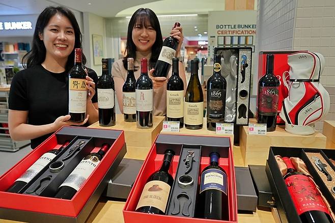 롯데마트가 다음 달 26일까지 추석을 대비해 위스키부터 실속형 와인까지 주류 선물 세트 사전 예약을 받는다고 17일 밝혔다. 모델들이 주류 선물 세트를 소개하고 있다. [롯데마트]