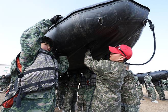 1월 13일 경북 포항시 해병대 1사단에서 열린 해병대 겨울 캠프에서 참가자들이 훈련을 하고 있다. [사진출처=연합뉴스]