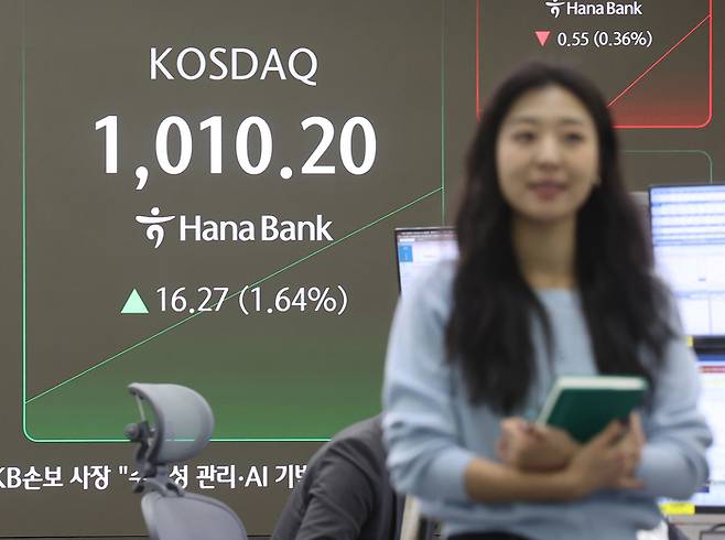코스닥 지수가 장중 1000선을 돌파한 26일 서울 중구 하나은행 딜링룸 현황판에 코스닥 지수가 표시되고 있다. [사진=연합뉴스]