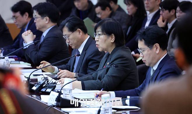 26일 정부서울청사 대회의실에서 2026년 1회 국민연금기금운용위원회 회의가 열린 가운데 위원장인 정은경 보건복지부 장관이 모두발은을 하고 있다 2026.1.26[이승환기자]
