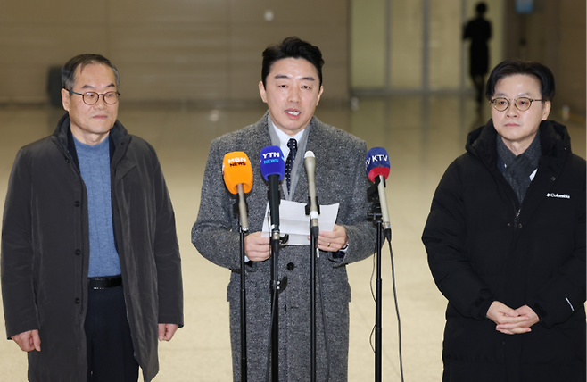 강훈식 대통령실 비서실장이 26일 인천국제공항을 통해 캐나다로 출국하기 전 취재진 앞에서 발언을 하고 있다. 왼쪽은 이용철 방위사업청장, 오른쪽은 김정관 산업부 장관. [연합뉴스]