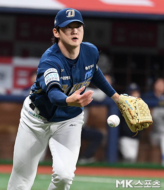 2025년 4월 5일 오후 서울 고척스카이돔에서 ‘2025 프로야구 ’ NC 다이노스와 키움 히어로즈의 경기가 열렸다. 7회말 1사 1,2루에서 NC 전사민이 키움 최주환의 투수 앞 땅볼을 처리하고 있다. 사진=천정환 기자