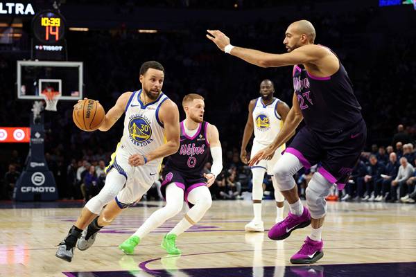 커리, 무릎 부상 딛고 26득점 맹활약...GSW 미네소타에 대승