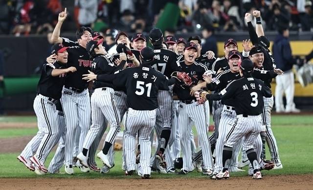 지난해 통합우승을 차지했던 LG 선수단. 사진=연합뉴스