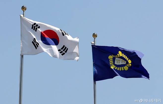 서울 서초구 대법원에서 태극기와 법원 깃발이 바람에 휘날리고 있다. /사진=머니투데이 DB