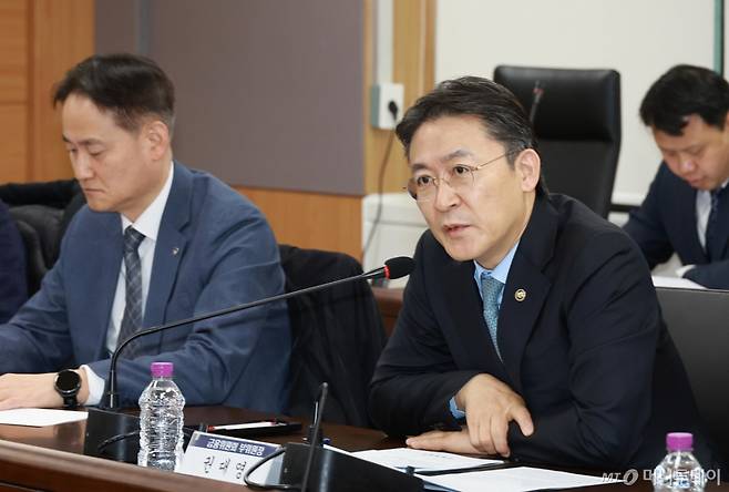 (서울=뉴스1) = 권대영 금융위원회 부위원장이 16일 오전 서울 종로구 정부서울청사에서 개최한 지배구조 선진화 TF 첫 회의에서 발언하고 있다. (금융위원회 제공. 재판매 및 DB 금지) 2026.1.16/뉴스1  Copyright (C) 뉴스1. All rights reserved. 무단 전재 및 재배포,  AI학습 이용 금지. /사진=(서울=뉴스1)