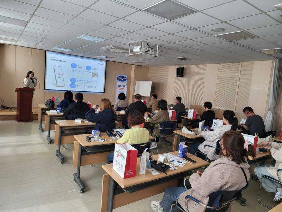 닥터다이어리 김은혜 헬스케어팀장이 진천군민 대상으로 연속혈당측정기와 결합한 모바일 기반 코칭 서비스를 온보딩하고 있는 모습/사진=닥터다이어리