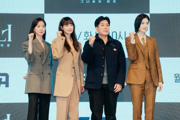 배우 이나영, 정은채, 이청아가 ENA 새 월화드라마 '아너 : 그녀들의 법정'으로 뭉쳤다. 사진은 왼쪽부터 배우 이청아, 이나영, 박건호 감독, 정은채가 26일 오후 ENA 새 월화드라마 '아너 : 그녀들의 법정'(극본 박가연, 연출 박건호) 제작발표회에 참석한 모습. /사진=ENA '아너 : 그녀들의 법정'