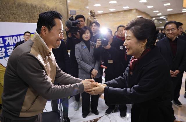 지난 22일 오전 통일교 게이트·더불어민주당 공천 헌금 게이트 특별검사 수용을 요구하며 8일째 단식을 이어가고 있던 장동혁(왼쪽) 국민의힘 대표가 국회 로텐더홀에서 격려차 방문한 박근혜 전 대통령과 손을 맞잡고 있다. 문호남 기자