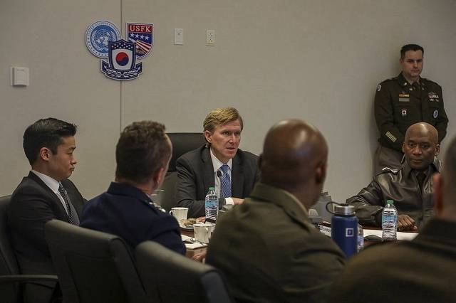 방한 중인 엘브리지 콜비 미국 국방부(전쟁부) 정책담당 차관이 26일 오후 경기도 평택 소재 주한미군기지인 캠프 험프리스를 방문하고 있다. 제이비어 브런슨 주한미군사령관 X캡처/연합뉴스