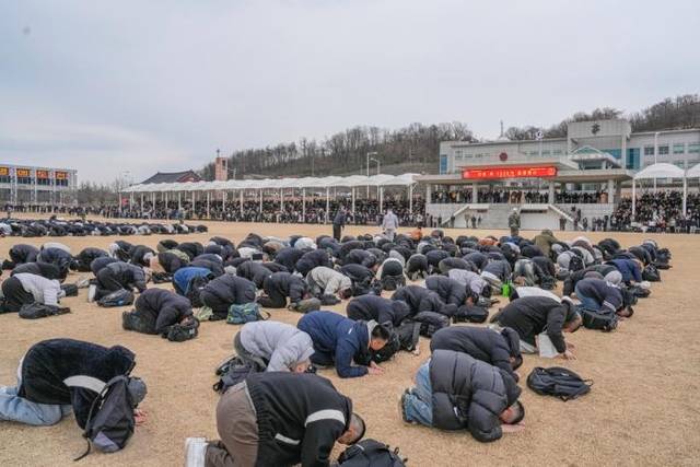 해병 1326기 신병들이 부모님을 향해 큰절을 하며 정예해병으로 거듭날 것을 다짐했다. 해병대 제공/국방일보
