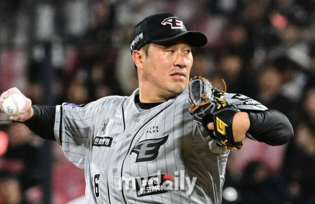 2024년 4월 24일 오후 경기도 수원KT위즈파크에서 '2024 신한 SOL Bank KBO리그' 한화 이글스와 KT 위즈의 경기가 열렸다. 한화 장민재가 6회말 구원등판해 역투하고 있다./마이데일리