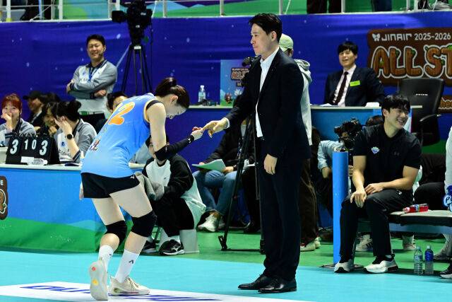 이다현이 강성현 감독에게 인사를 하며 퍼포먼스를 마무리 하고 있다. / 한국배구연맹(KOVO)