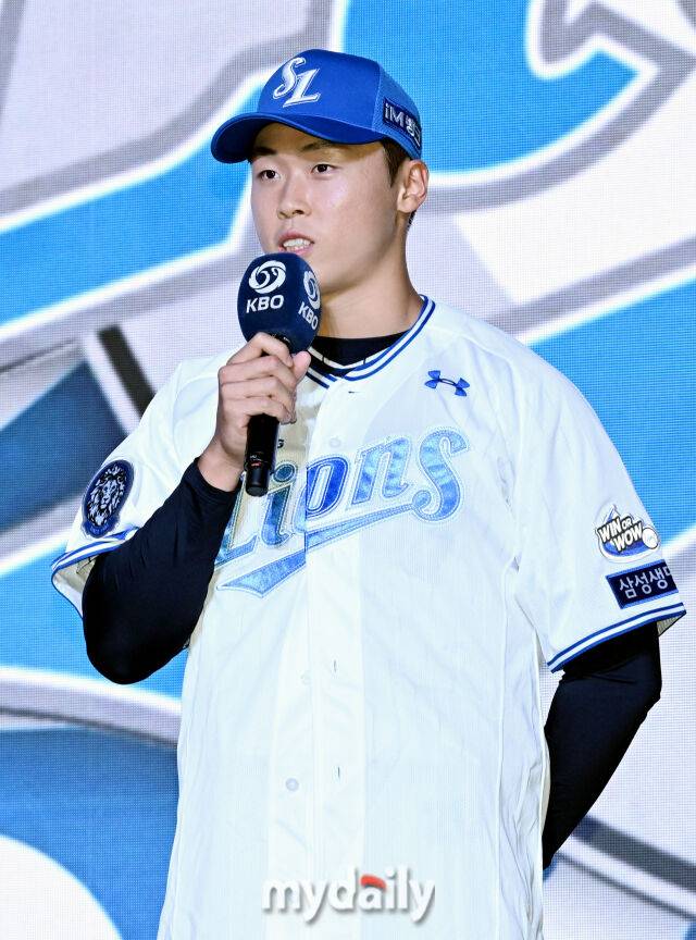 서울고 이호범이 17일 오후 서울 잠실 롯데호텔에서 진행된 '2026 KBO 신인 드래프트'에서 1라운드 9순위로 삼성에 지명된 뒤 소감을 말하고 있다. 이번 드래프트는 전면 드래프트 방식으로 총 11라운드에 걸쳐 진행되며, 총 1,261명의 대상자 중 최대 110명이 KBO 10개 구단의 새 식구로 합류하게 된다. 지명 순서는 2024시즌 최종 순위 역순에 따라 키움 히어로즈를 시작으로 NC 다이노스, 한화 이글스, 롯데 자이언츠, SSG 랜더스, KT 위즈, 두산 베어스, LG 트윈스, 삼성 라이온즈, KIA 타이거즈 순으로 진행된다./마이데일리