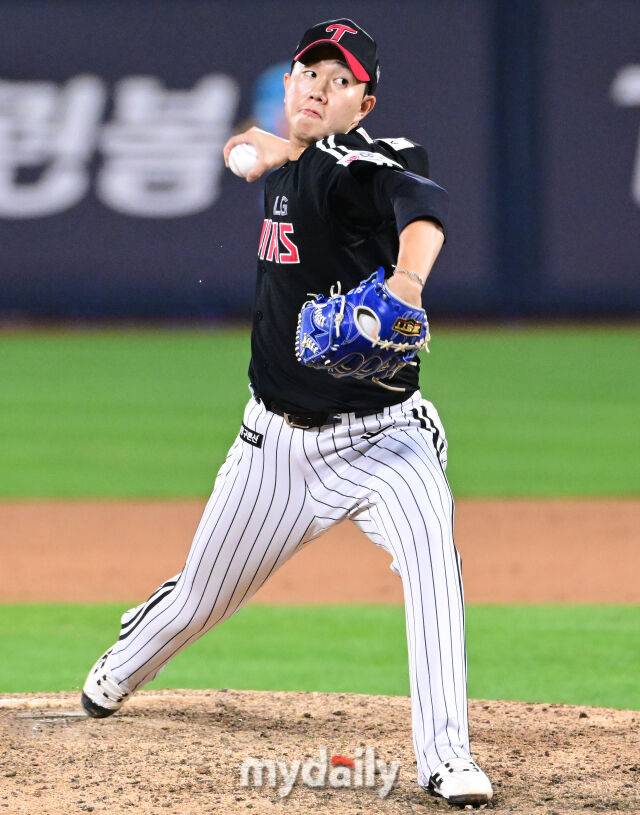 2025년 9월 4일 오후 경기도 수원KT위즈파크에서 열린 '2025 신한 SOL뱅크 KBO 리그' LG 트윈스와 KT 위즈의 경기. LG 유영찬이 9회말 구원등판해 역투하고 있다./마이데일리