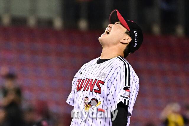 5일 서울 잠실야구장에서 열린 '2025 신한 SOL BANK KBO리그' 두산 베어스와 LG 트윈스 경기. LG가 4-2로 두산에 역전승 하며 7연승으로 1위에 등극했다. LG 유영찬 투수가 승리 후 포효하고 있다./마이데일리