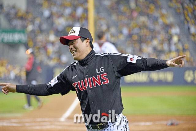 1일 서울 잠실야구장에서 열린 프로야구 LG 트윈스의 2025 한국시리즈 우승 세리머니 팬 감사 행사 '더 리턴 오브 챔피언스'(The Return of Champions)'. 팬들을 위한 자체 청백전에서 천성호가 그라운드 홈런을 기록하고 있다./마이데일리