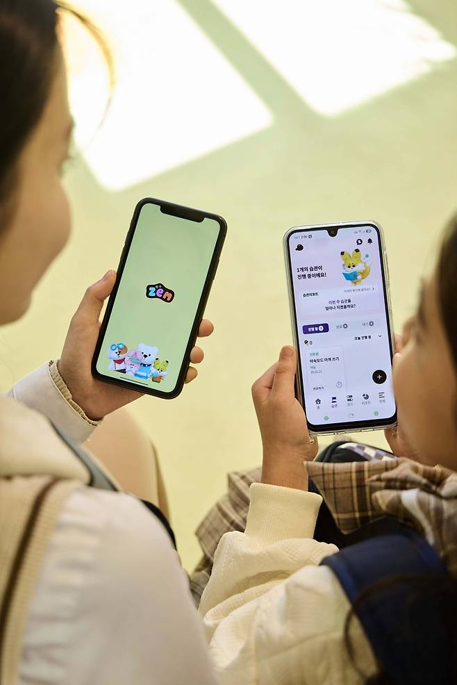 SKT 모델이 ‘아이러브 ZEM 새 학기 페스티벌’을 소개하는 모습 [SKT 제공]