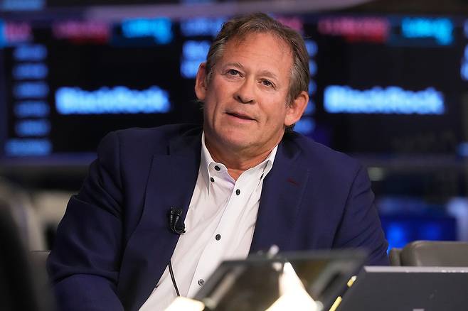 세계 최대 자산운용사 블랙록의 채권 부문 최고투자책임자(CIO) 릭 라이더가 지난 12일(현지시간) 뉴욕 증권거래소에서 인터뷰를 하고 있다. [AP]