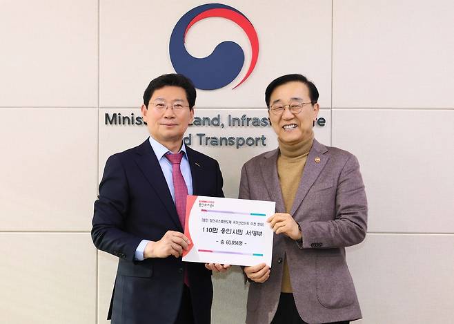 8. 26일 정부세종청사에서 이상일 용인특례시장(왼쪽)이 김윤덕 국토교통부장관(오른쪽)에게 ‘용인 첨단시스템반도체 국가산업단지 이전 반대’ 목소리를 담은 ‘110만 용인시민 서명부’를 전달했다. (용인시 제공]