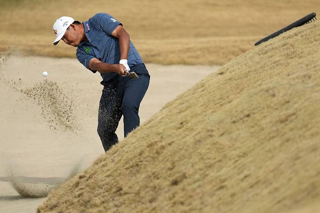 [라킨타=AP/뉴시스] 김시우가 25일(현지 시간) 미 캘리포니아주 라킨타의 피트 다이 스타디움에서 열린 미국프로골프(PGA) 투어 아메리칸 익스프레스 최종 라운드 8번 홀 벙커에서 샷하고 있다. 3라운드 단독 선두였던 김시우는 최종 합계 22언더파 262타 공동 6위로 대회를 마쳤다. 2026.01.26.