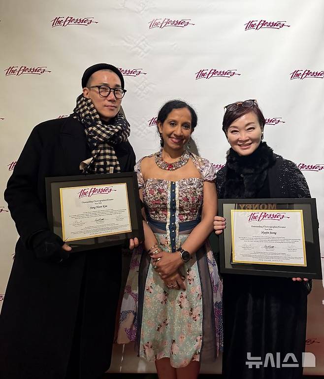 [서울=뉴시스] 20일(현지시간) 미국 뉴욕에서 열린 ‘뉴욕 댄스 & 퍼포먼스 어워드’, 이른바 베시 어워드(The Bessies)에서 서울시무용단의 '일무'를 안무한 정혜진·김성훈·김재덕이 최우수 안무가·창작자(Outstanding Choreographer·Creator)’ 상을 받았다. 이날 김성훈(맨 왼쪽) 안무가와 정혜진 예술감독(맨 오른쪽)이 상기타 예슬리 베시어워드 총괄 디렉터와 기념 촬영을 하고 있다. (사진=김성훈 안무가 제공) 2026.01.26.