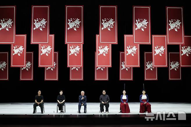 [서울=뉴시스] 박진희 기자 = 서울시무용단 '일무(佾舞)' 안무가 김성훈(왼쪽부터), 정혜진, 세종문화회관 안호상 사장, 연출 정구호, 무용수 김경애 최태헌이 21일 서울 종로구 세종문화회관에서 서울시무용단 '일무' 시연을 마치고 기자간담회를 하고 있다. 이번 공연은 국가무형문화제이자 유네스코 유네스코 세계인류무형문화유산인 '종묘제례악'의 의식무인 일무를 현대적 감각으로 재해석한 작품이다. 2025.08.21. pak7130@newsis.com