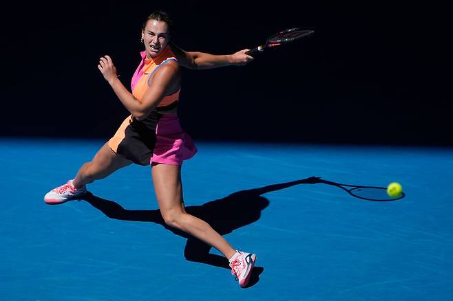 [멜버른=AP/뉴시스] 아리나 사발렌카(1위·벨라루스)가 23일(현지 시간) 호주 멜버른에서 열린 호주오픈 여자 단식 3회전에서 아나스타시아 포타포바(55위·오스트리아)와 경기하고 있다. 사발렌카가 2-0(7-6 7-6)으로 승리하고 16강에 진출했다. 2026.01.23.