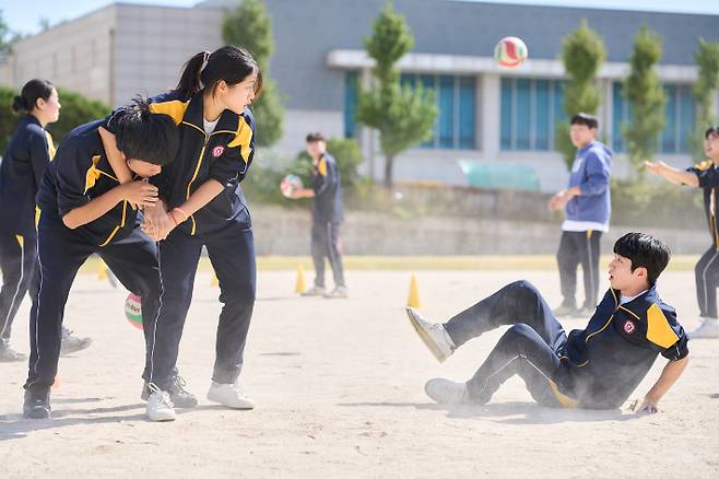영화 '세계의 주인' 스틸컷. 지난해 최고 화제작 가운데 하나로 꼽히는 윤가은 감독 세 번째 작품 '세계의 주인'은 한국 독립영화의 저력을 새삼 확인시켰다. 바른손이앤에이 제공