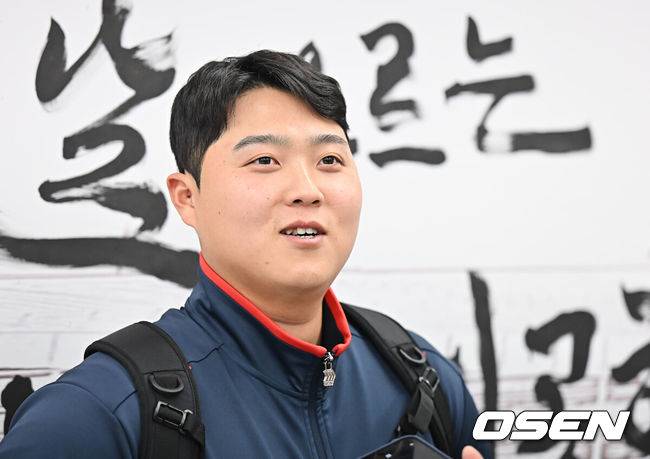 [OSEN=부산, 이석우 기자] 롯데 자이언츠 선수단이 25일 김해공항을 통해 전지훈련지인 대만 타이난으로 출국했다.김태형 감독 등&nbsp;코치진과 투수&nbsp;20명,&nbsp;포수&nbsp;5명,&nbsp;내야수&nbsp;9명,&nbsp;외야수&nbsp;7명 등 총&nbsp;41명의 선수단이 1월 20일까지 1차 캠프에서 체력 강화와 기술 훈련을 치른 뒤 21일부터 3월 5일까지 일본 미야자키로 옮겨 2차 캠프에서 구춘리그에 참가해 실전 감각을 점검한다. 롯데 자이언츠 한동희가 인터뷰를 하고 있다. 2026.01.25 / foto0307@osen.co.kr