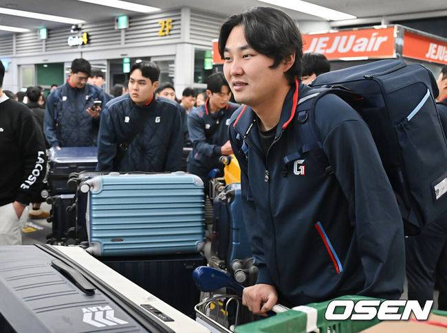 [OSEN=부산, 이석우 기자] 롯데 자이언츠 선수단이 25일 김해공항을 통해 전지훈련지인 대만 타이난으로 출국했다.김태형 감독 등&nbsp;코치진과 투수&nbsp;20명,&nbsp;포수&nbsp;5명,&nbsp;내야수&nbsp;9명,&nbsp;외야수&nbsp;7명 등 총&nbsp;41명의 선수단이 1월 20일까지 1차 캠프에서 체력 강화와 기술 훈련을 치른 뒤 21일부터 3월 5일까지 일본 미야자키로 옮겨 2차 캠프에서 구춘리그에 참가해 실전 감각을 점검한다. 롯데 자이언츠 정철원이 출국하고 있다. 2026.01.25 / foto0307@osen.co.kr