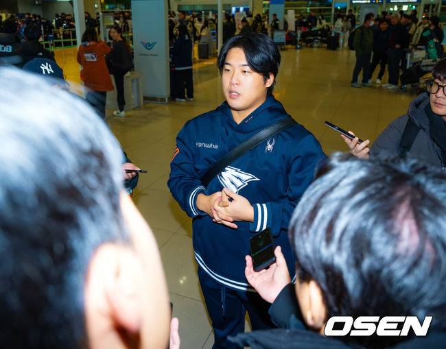 [OSEN=인천공항, 민경훈 기자] 프로야구 한화 이글스가 2026 시즌을 준비하기 위해 23일 오전 인천공항을 통해 호주 멜버른으로 1차 스프링캠프를 떠났다.김경문 감독이 이끄는 한화 선수단은 코치진 17명, 선수 46명을 합해 63명으로 1차 스프링캠프 명단을 꾸렸다.한화 강백호가 출국을 앞두고 인터뷰를 하고 있다. 2026.01.23 / rumi@osen.co.kr